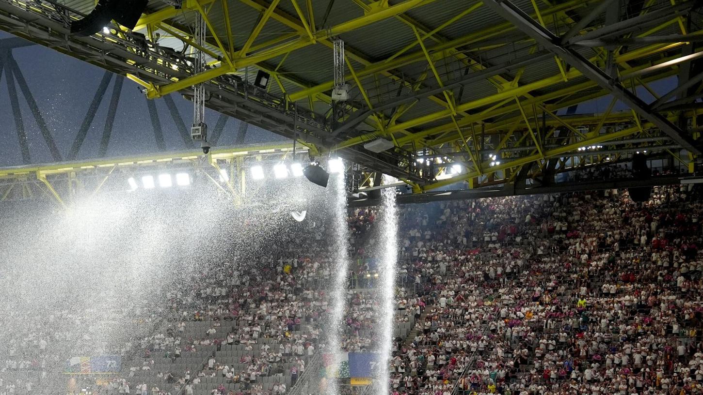Der Kletterer hatte sich in der Dachkonstruktion des Stadions aufgehalten. Das Spiel war wegen eines Gewitters unterbrochen worden. (Archivfoto) Der Kletterer hatte sich in der Dachkonstruktion des Stadions aufgehalten. Das Spiel war wegen eines Gewitters unterbrochen worden. (Archivfoto)