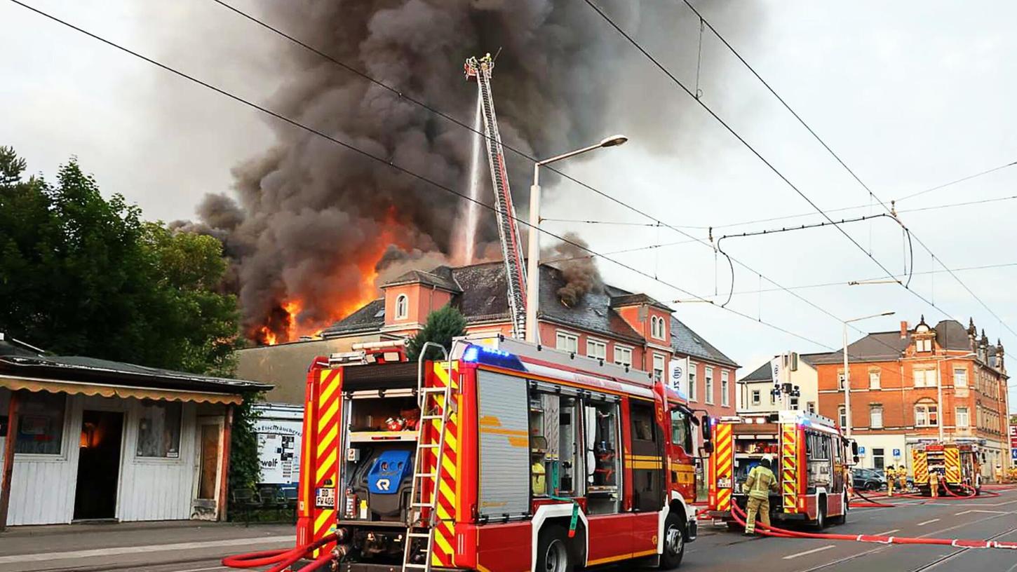 Der Brand brach im Dachgeschoss aus. Der Brand brach im Dachgeschoss aus.
