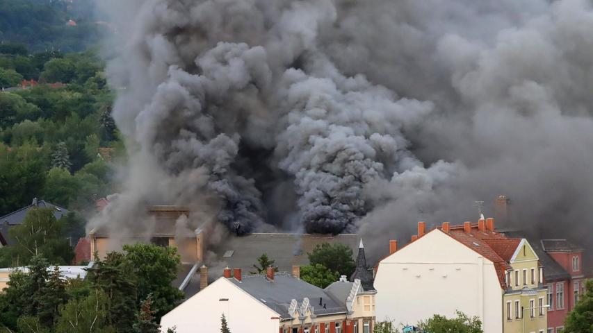 Dichte Rauchwolken waren weithin sichtbar. Die Warnung der Bevölkerung wurde mittlerweile wieder aufgehoben. Dichte Rauchwolken waren weithin sichtbar. Die Warnung der Bevölkerung wurde mittlerweile wieder aufgehoben.