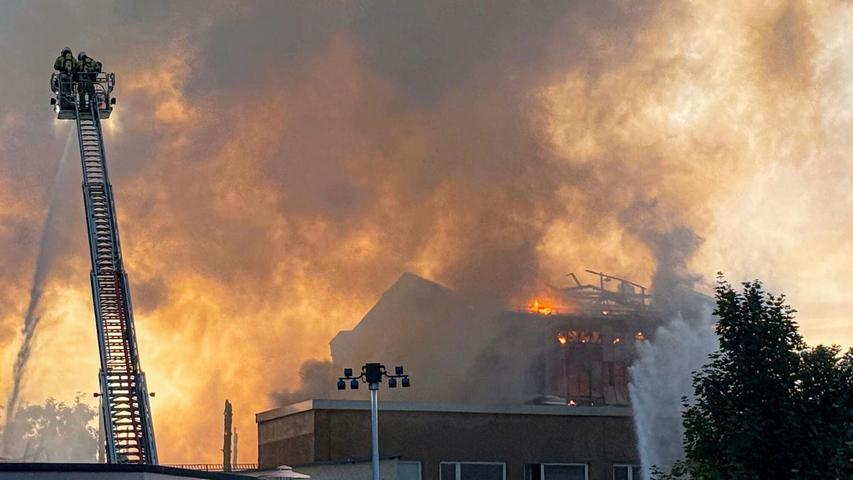 Die Flammen konnten über Stunden nur von außen bekämpft werden. Die Flammen konnten über Stunden nur von außen bekämpft werden.