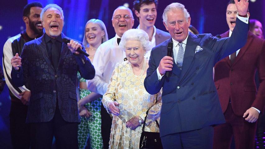 Sir Tom Jones trat beim 92. Geburtstag für Queen Elizabeth II. auf, die ihn 2006 zum Ritter geschlagen hatte. Sir Tom Jones trat beim 92. Geburtstag für Queen Elizabeth II. auf, die ihn 2006 zum Ritter geschlagen hatte.