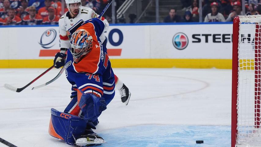 Oilers-Goalie Stuart Skinner kann die Führung der Panthers nicht verhindern. Oilers-Goalie Stuart Skinner kann die Führung der Panthers nicht verhindern.
