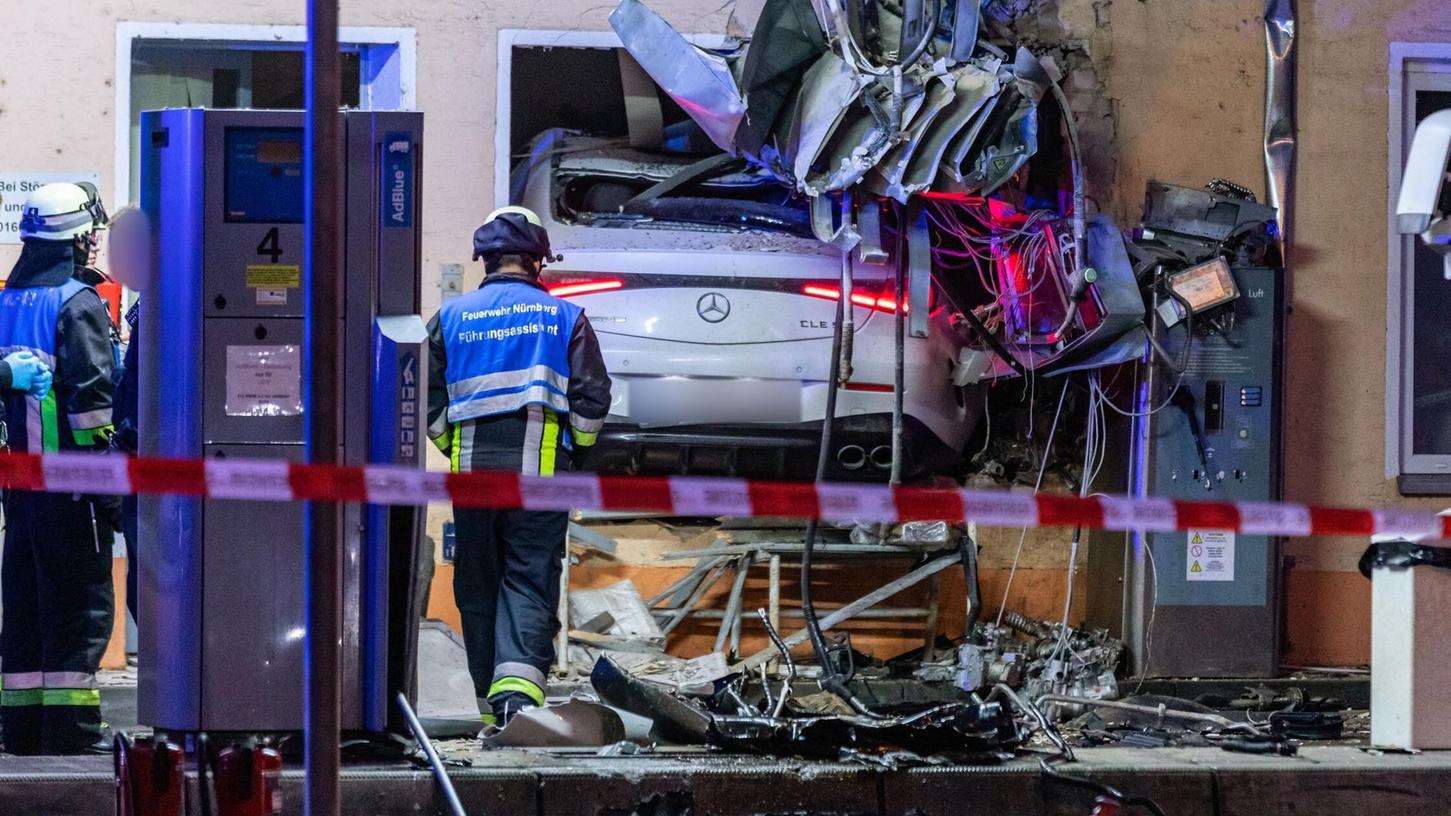 Das Auto muss einen Satz gemacht haben - es steckt im Fenster der Tankstelle. Das Auto muss einen Satz gemacht haben - es steckt im Fenster der Tankstelle.