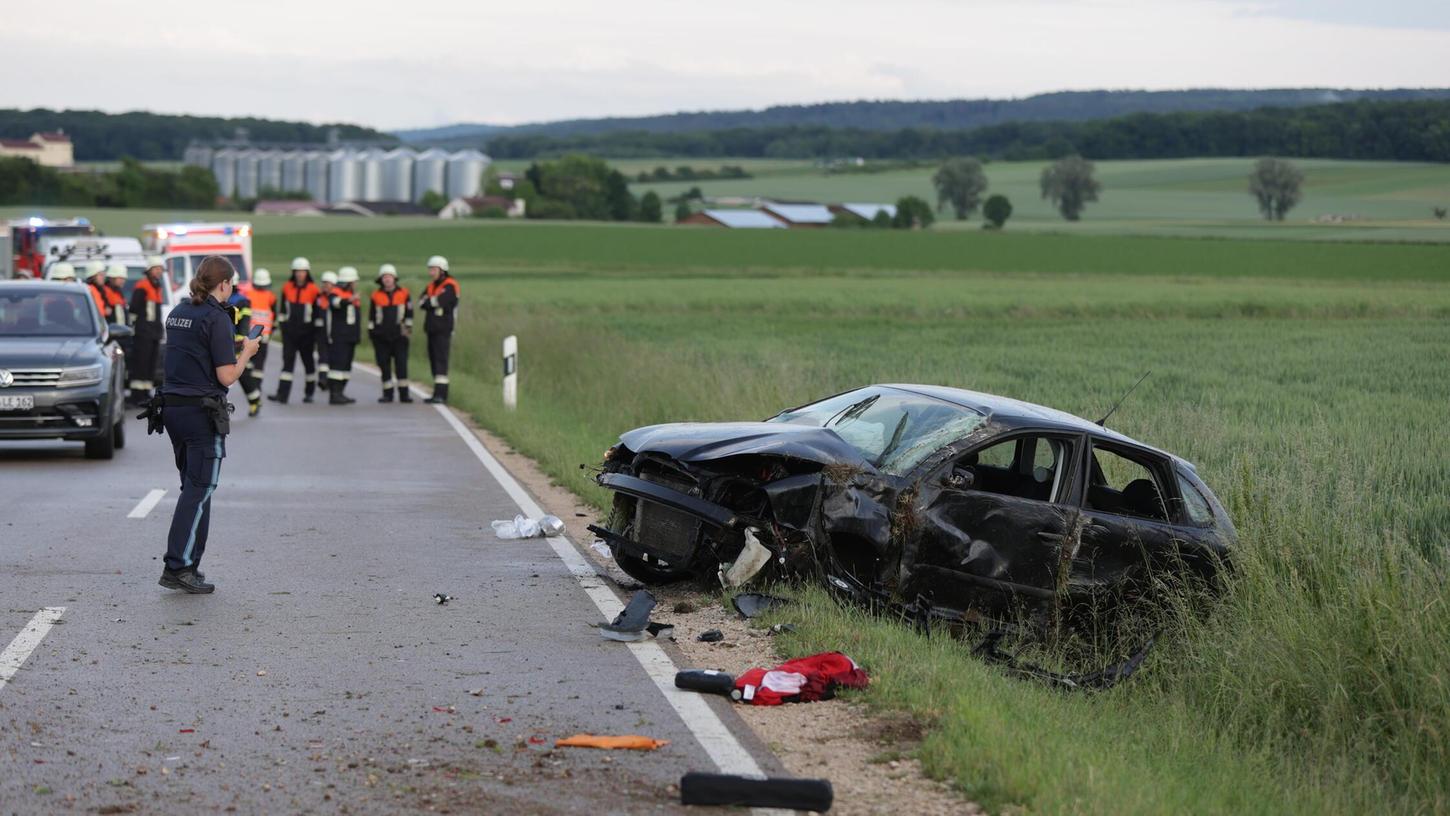 Der schwarze Seat des 20-Jährigen überschlug sich und kam am Fahrbahnrand zum Stehen. Bei dem Verkehrsunfall am Freitagabend hat ein Unfallzeuge genau richtig gehandelt. Der schwarze Seat des 20-Jährigen überschlug sich und kam am Fahrbahnrand zum Stehen. Bei dem Verkehrsunfall am Freitagabend hat ein Unfallzeuge genau richtig gehandelt.