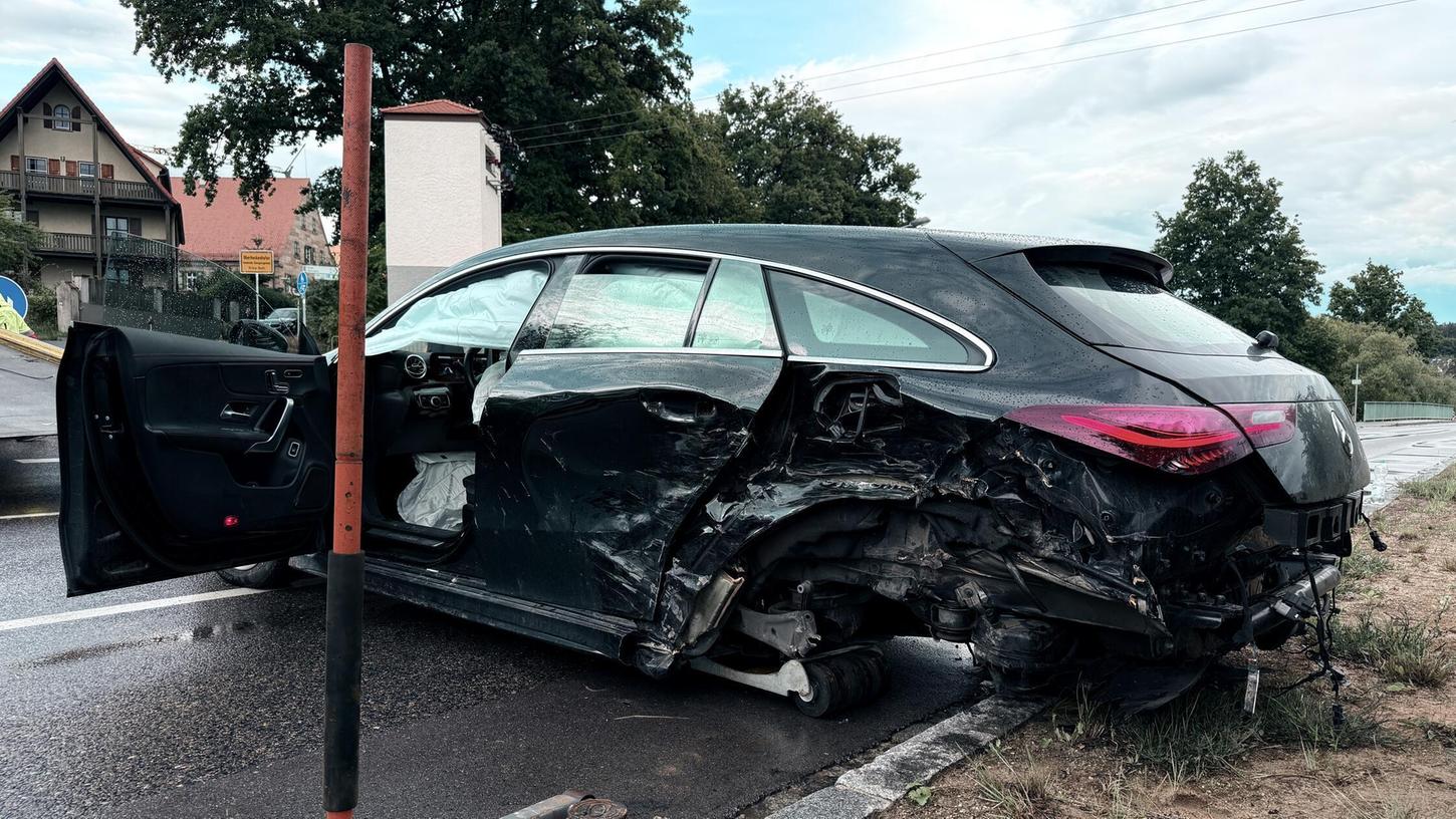 Der Fahrer dieses Mercedes übersah einen vorfahrtsberechtigten Pkw-Lenker. Sein Fahrfehler kommt ihn teuer zu stehen. Der Fahrer dieses Mercedes übersah einen vorfahrtsberechtigten Pkw-Lenker. Sein Fahrfehler kommt ihn teuer zu stehen.
