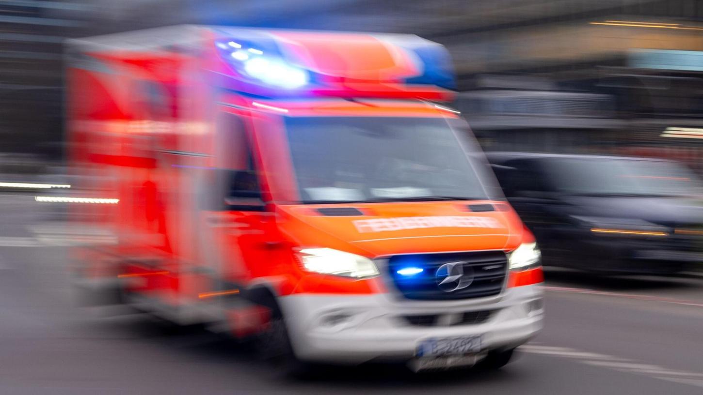 Der 90-Jährige starb noch an der Unfallstelle. (Symbolbild) Der 90-Jährige starb noch an der Unfallstelle. (Symbolbild)