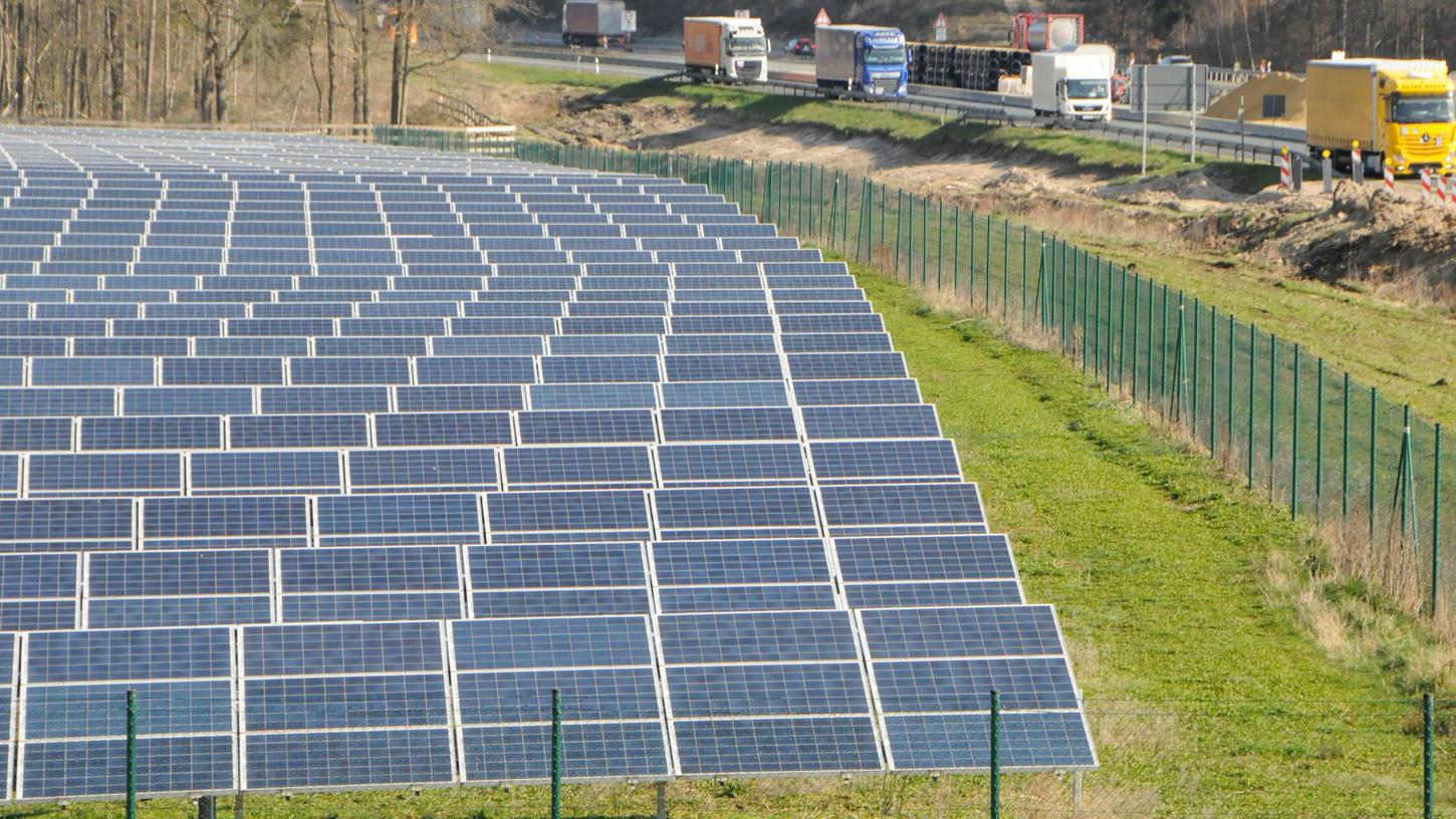 Eine PV-Freiflächenanlage nördlich von Herzogenaurach an der Autobahn A3. Eine PV-Freiflächenanlage nördlich von Herzogenaurach an der Autobahn A3.