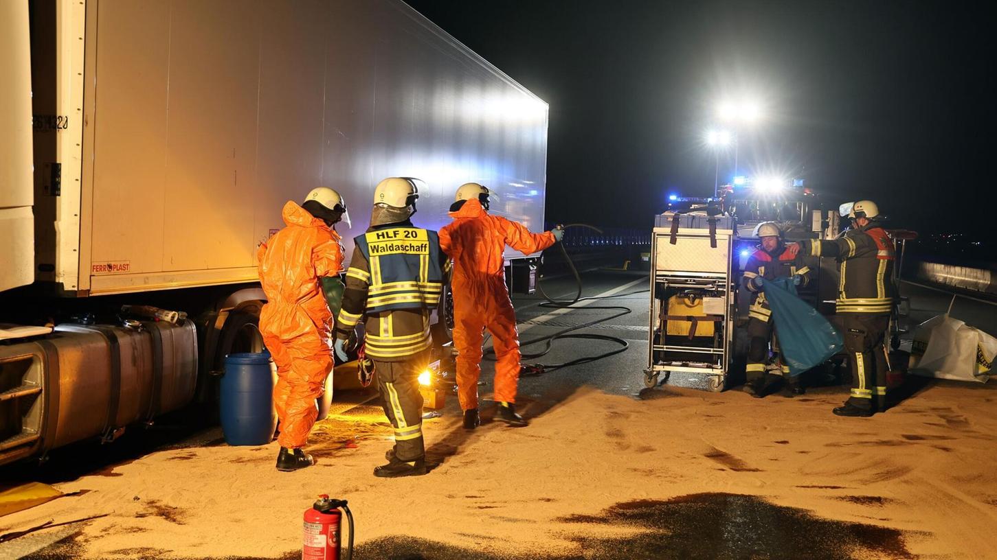 Hunderte Liter Diesel sind auf der A3 ausgelaufen. Hunderte Liter Diesel sind auf der A3 ausgelaufen.