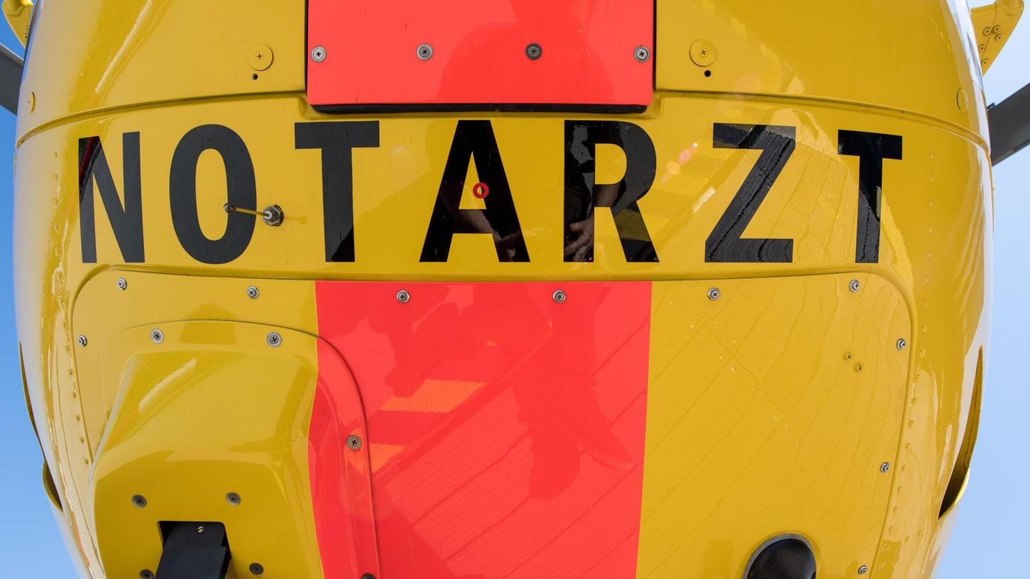 Ein Rettungshubschrauber brachte den 30-Jährigen in ein Krankenhaus, wo er später starb. (Symbolbild) Ein Rettungshubschrauber brachte den 30-Jährigen in ein Krankenhaus, wo er später starb. (Symbolbild)