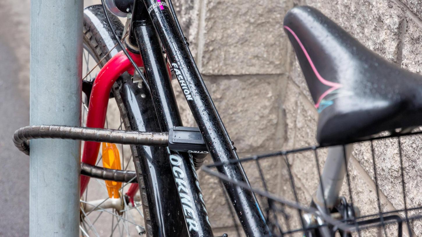 Obwohl das Fahrrad abgesperrt war - hier ein Symbolfoto - schreckte das einen bisher unbekannten Dieb nicht ab, das Citybike zu stehlen. Und das in unmittelbarer Nachbarschaft zur PI Hilpoltstein, die jetzt nach Zeugen sucht. Obwohl das Fahrrad abgesperrt war - hier ein Symbolfoto - schreckte das einen bisher unbekannten Dieb nicht ab, das Citybike zu stehlen. Und das in unmittelbarer Nachbarschaft zur PI Hilpoltstein, die jetzt nach Zeugen sucht.