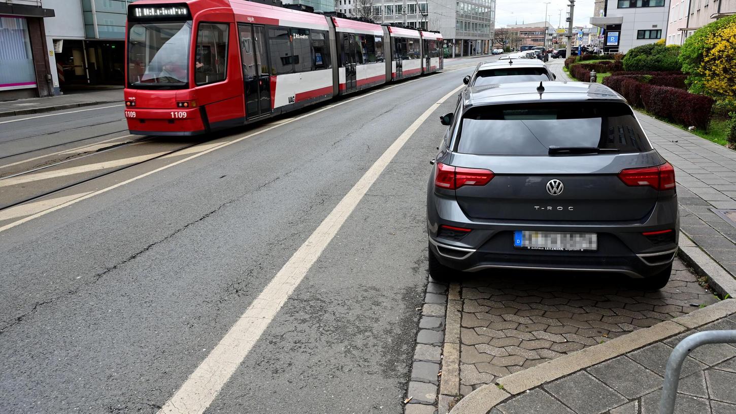 Wegen Bauarbeiten wird die Sulzbacher Straße im Bereich des Rathenauplatzes gesperrt. Statt der Straßenbahn fährt eine Ersatzbuslinie. Wegen Bauarbeiten wird die Sulzbacher Straße im Bereich des Rathenauplatzes gesperrt. Statt der Straßenbahn fährt eine Ersatzbuslinie.