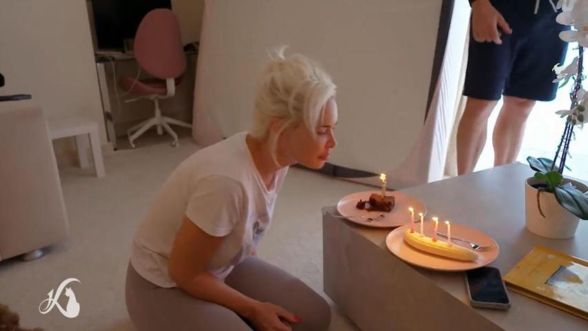 Daniela Katzenberger wird an ihrem 38. Geburtstag von Ehemann Lucas mit einem Kuchen und einer Banane überrascht. Daniela Katzenberger wird an ihrem 38. Geburtstag von Ehemann Lucas mit einem Kuchen und einer Banane überrascht.