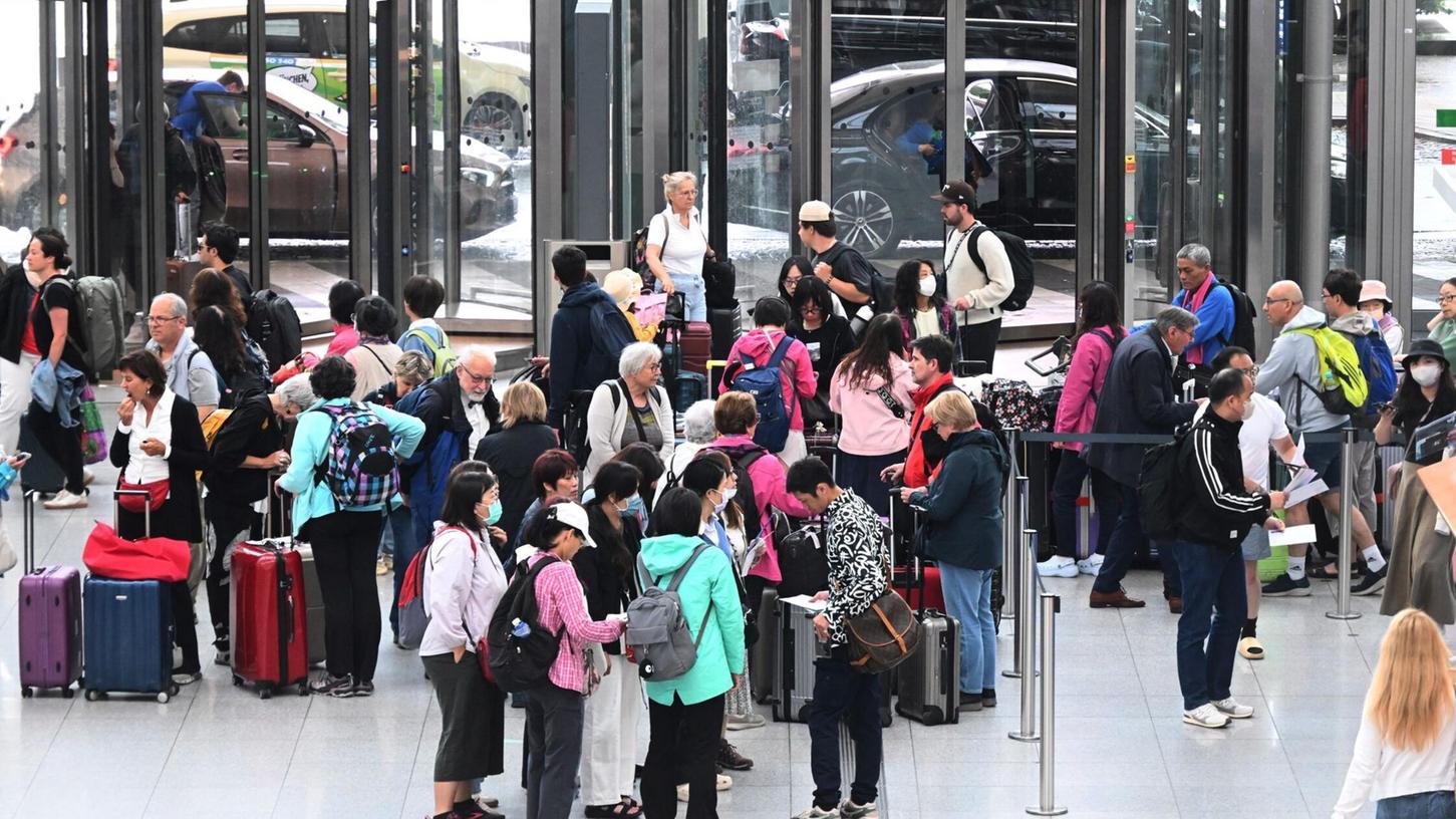 Reger Andrang herrscht zum Ferienstart am Münchner Flughafen Reger Andrang herrscht zum Ferienstart am Münchner Flughafen