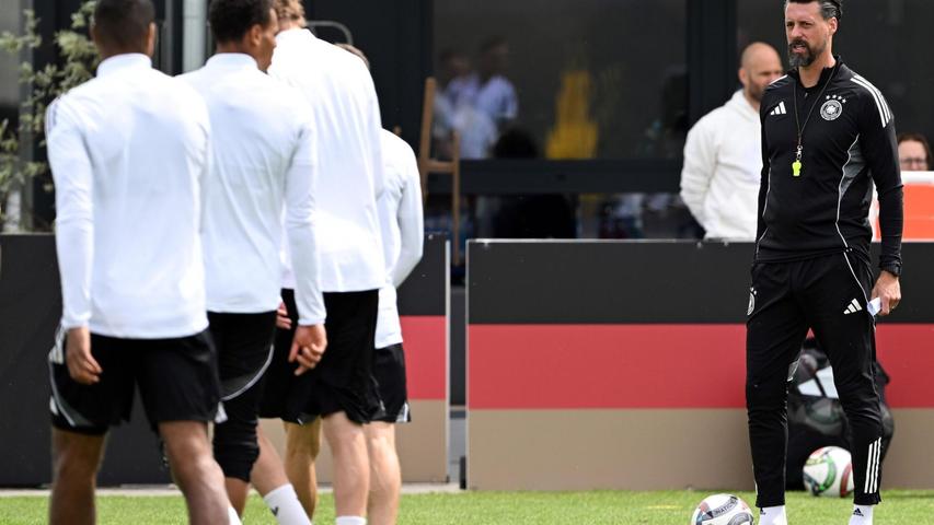 Der Kommandogeber auf dem Trainingsplatz: Sandro Wagner (r) beim Abschlusstraining vor dem Frankreich-Spiel. Der Kommandogeber auf dem Trainingsplatz: Sandro Wagner (r) beim Abschlusstraining vor dem Frankreich-Spiel.