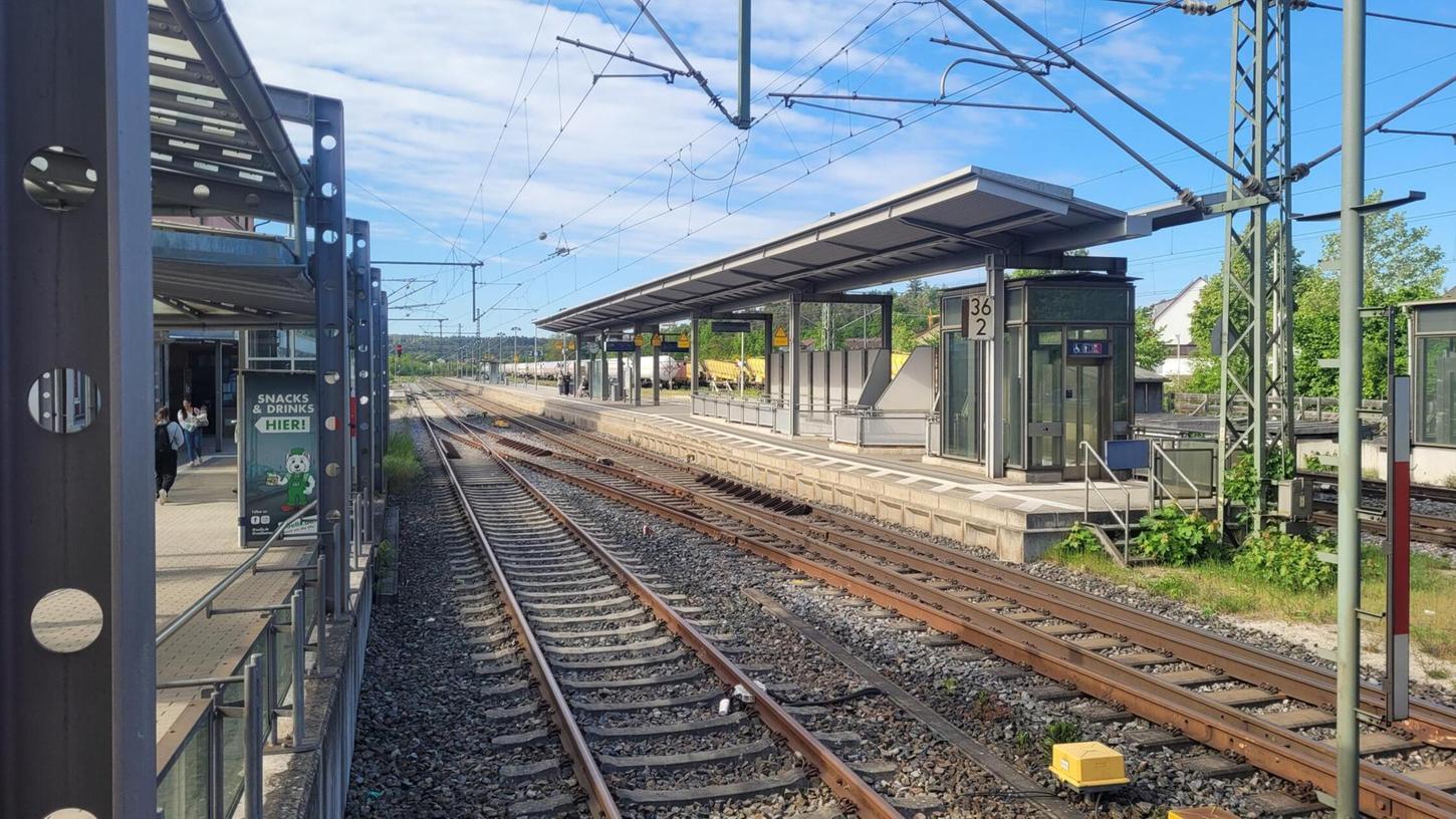 Fahrgäste zwischen Nürnberg und Roth müssen in der Mittagszeit des Pfingstsamstags mit erheblichen Beeinträchtigungen rechnen. Fahrgäste zwischen Nürnberg und Roth müssen in der Mittagszeit des Pfingstsamstags mit erheblichen Beeinträchtigungen rechnen.