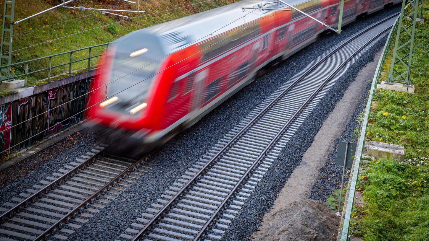 Auf der Strecke Nürnberg - Roth kam es zu einem Polizeieinsatz. (Symbolbild) Auf der Strecke Nürnberg - Roth kam es zu einem Polizeieinsatz. (Symbolbild)