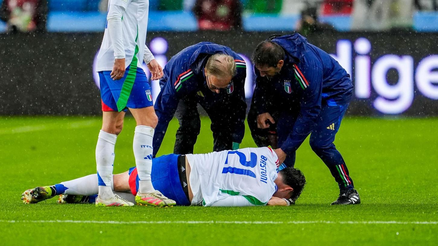 Italien am Boden: Das Team um Alessandro Bastoni muss schon wieder um die WM-Qualifikation bangen. Italien am Boden: Das Team um Alessandro Bastoni muss schon wieder um die WM-Qualifikation bangen.