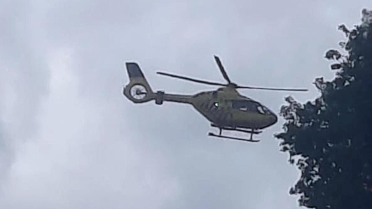 Samstagmittag schreckte ein Rettungshubschrauber die Bewohner von Wassermungenau auf, als er am Ortsrand landete. Er war alarmiert worden, nachdem ein Hausbesitzer von der Leiter gefallen war. Samstagmittag schreckte ein Rettungshubschrauber die Bewohner von Wassermungenau auf, als er am Ortsrand landete. Er war alarmiert worden, nachdem ein Hausbesitzer von der Leiter gefallen war.
