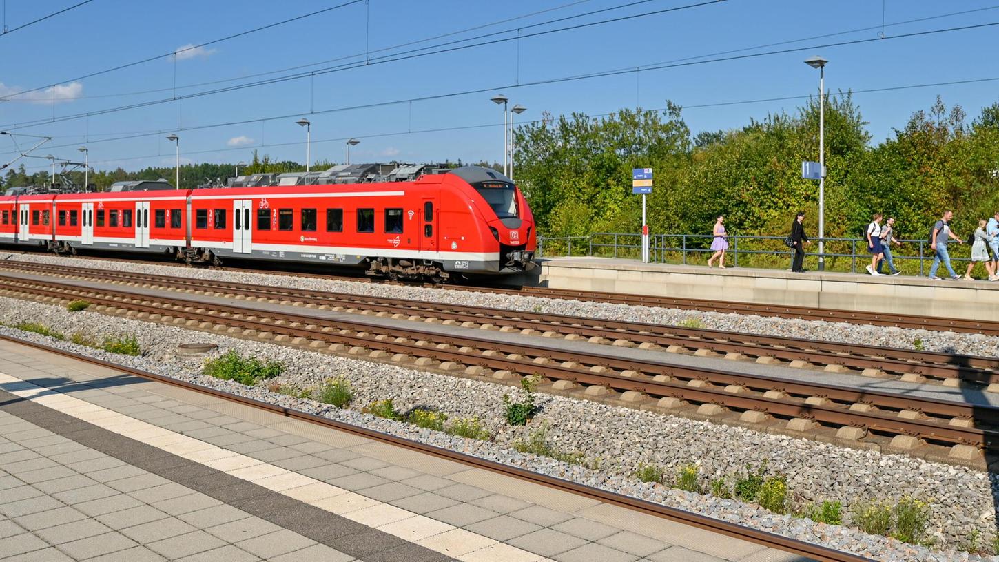 Zugpendler müssen sich am Sonntag und Montag, 8. und 9. Juni, auf einen ausgedünnten Fahrplan einstellen und damit auf die Tatsache, dass sie vom Allersberger Bahnhof nicht mit dem RE1 wegkommen. Zugpendler müssen sich am Sonntag und Montag, 8. und 9. Juni, auf einen ausgedünnten Fahrplan einstellen und damit auf die Tatsache, dass sie vom Allersberger Bahnhof nicht mit dem RE1 wegkommen.