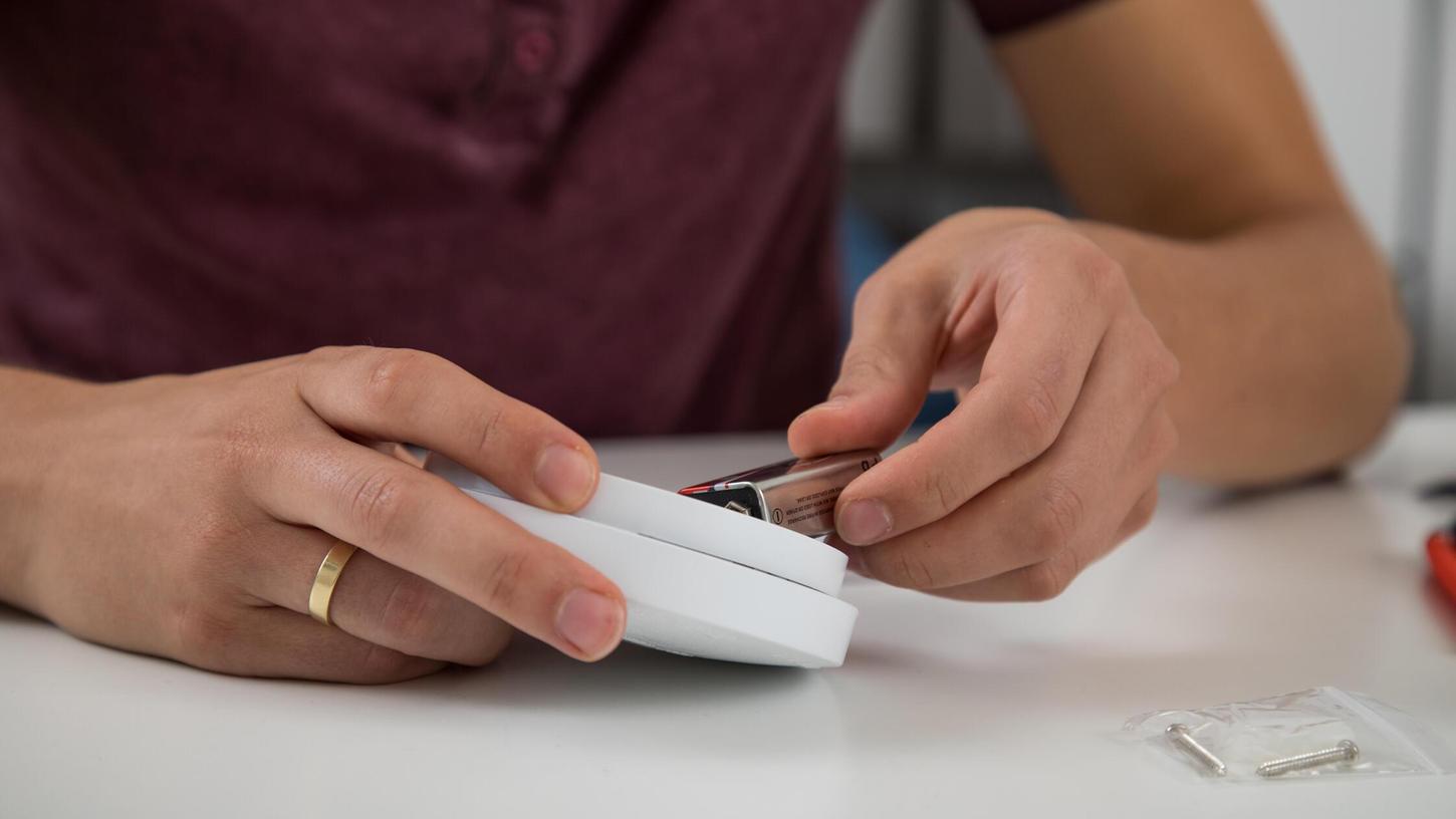 Sind die Batterien eines Rauchmelders leer, müssen sie ausgetauscht werden. Sind die Batterien eines Rauchmelders leer, müssen sie ausgetauscht werden.