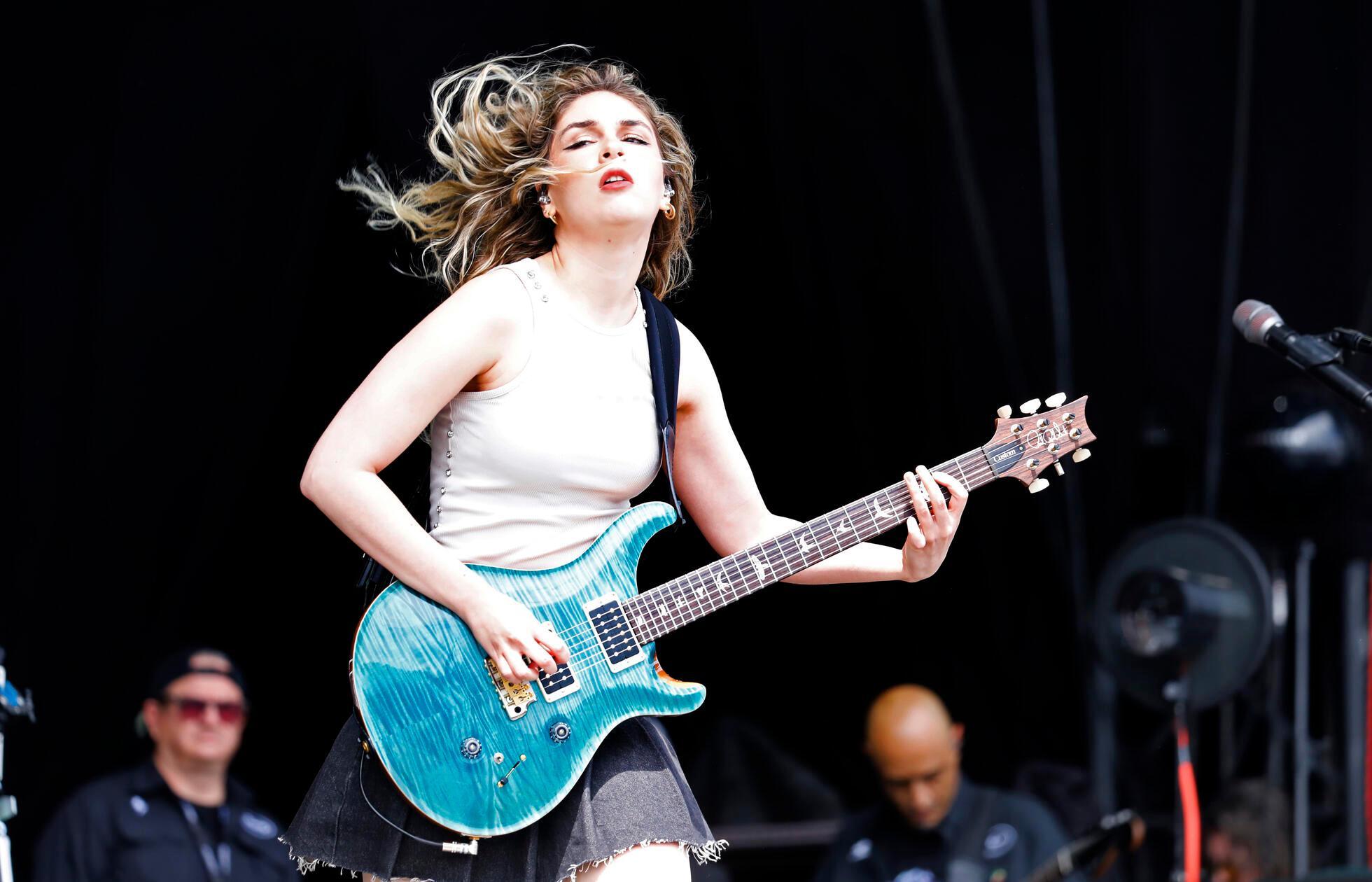 Während The Warning am Samstagnachmittag die Utopia Stage rocken...