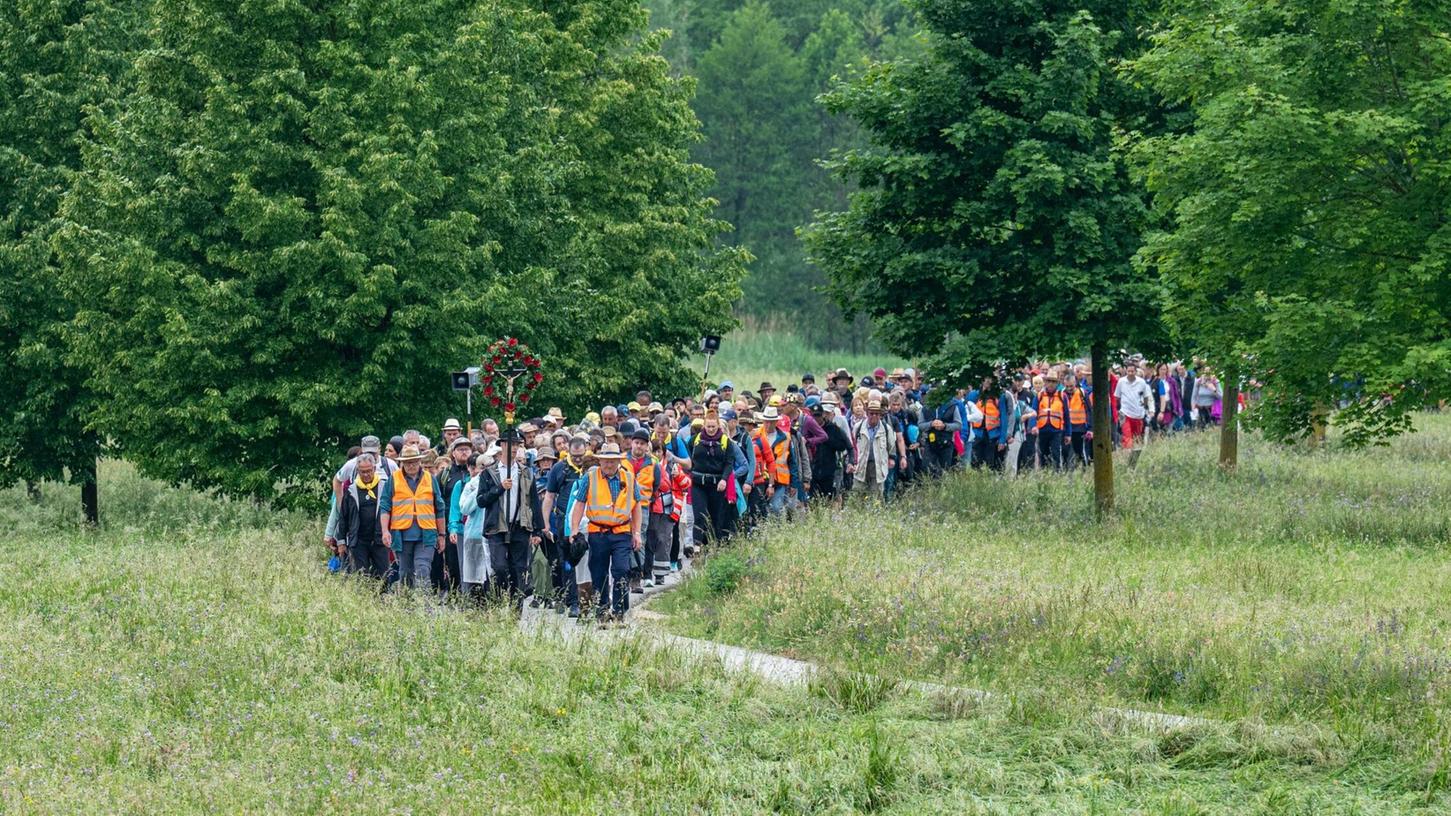 Die Regensburger Fußwallfahrt nach Altötting hatte in diesem Jahr nach Veranstalterangaben einen großen Teilnehmer-Zuwachs. Die Regensburger Fußwallfahrt nach Altötting hatte in diesem Jahr nach Veranstalterangaben einen großen Teilnehmer-Zuwachs.