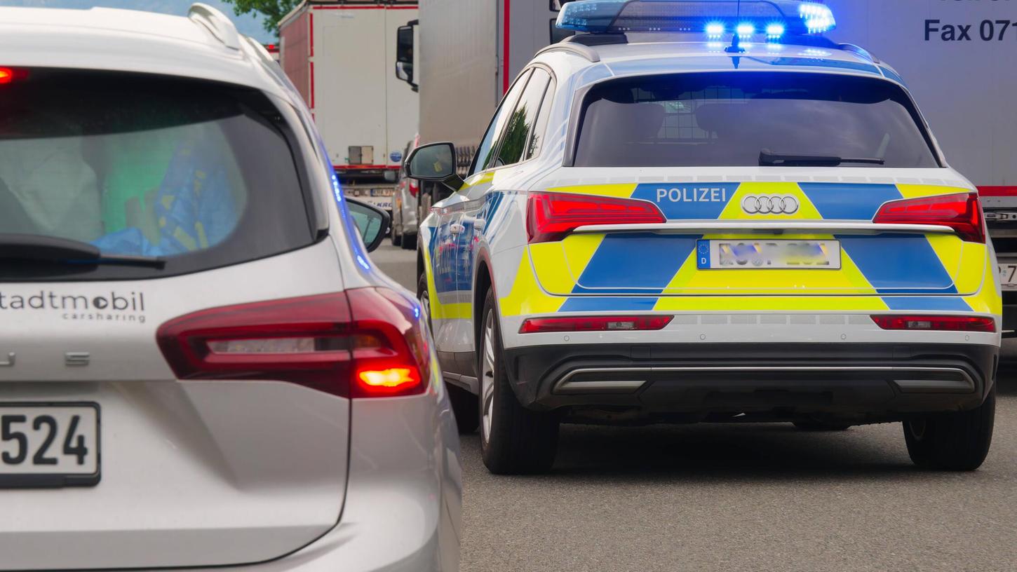 Ein Polizeifahrzeug ist auf einer Autobahn unterwegs (Symbolfoto). Ein Polizeifahrzeug ist auf einer Autobahn unterwegs (Symbolfoto).