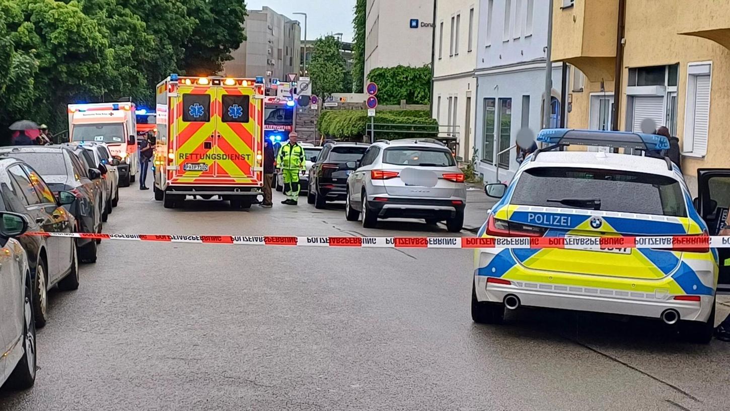 Ein Auto ist in Passau in eine Menschengruppe gefahren. Ein Auto ist in Passau in eine Menschengruppe gefahren.