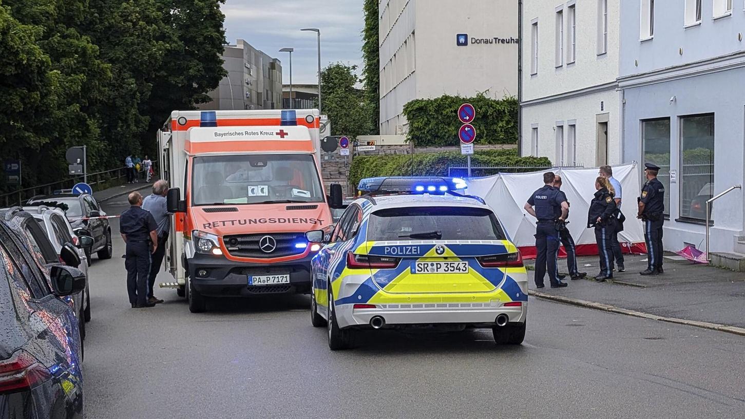 Ein Auto ist in Passau in eine Menschengruppe gefahren. Ein Auto ist in Passau in eine Menschengruppe gefahren.