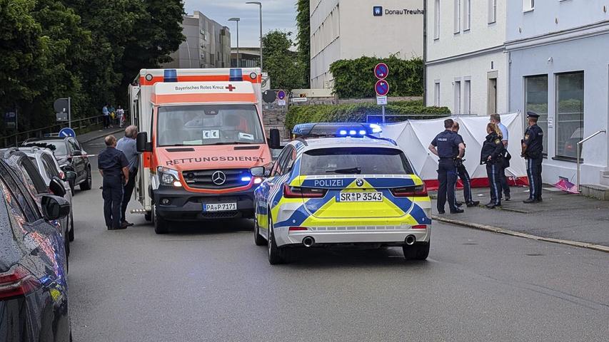 Mindestens fünf Menschen wurden verletzt ins Krankenhaus gebracht. Mindestens fünf Menschen wurden verletzt ins Krankenhaus gebracht.