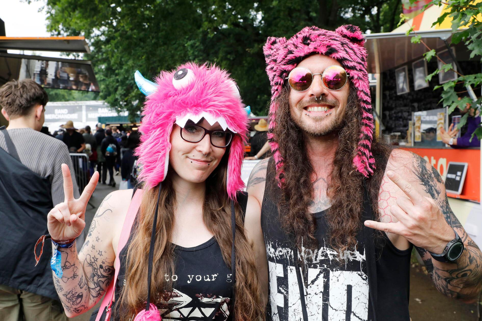 Trotz Regen laufen die Besucherinnen und Besucher auf Rock im Park 2025 nicht nur im Regenponcho umher.