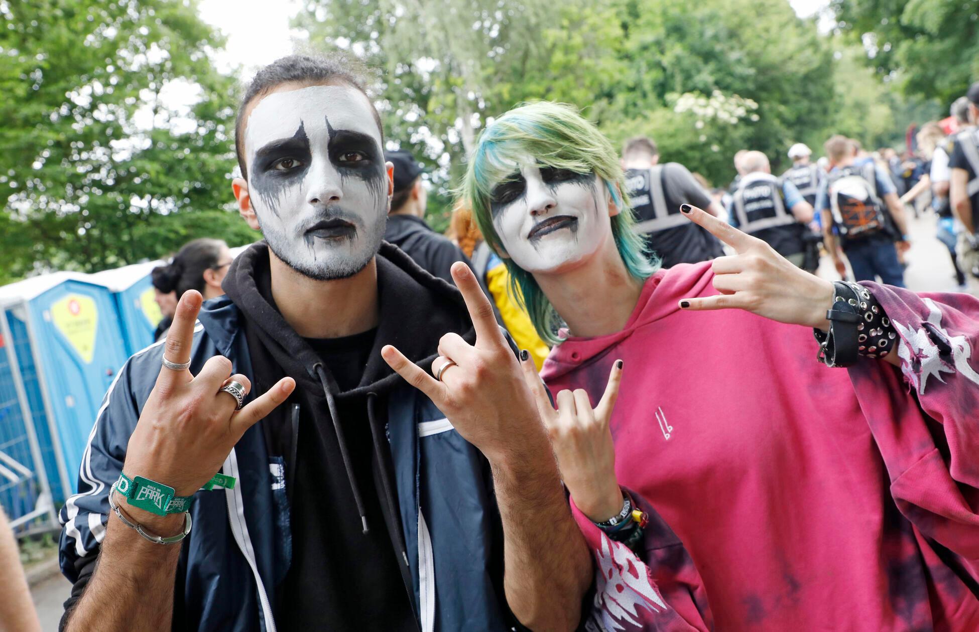 Die Special Outfits, massig Schminke im Gesicht und coole Posen lassen sie sich nicht nehmen.