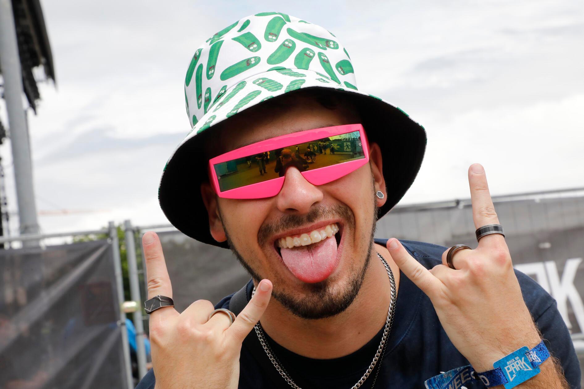 Ein cooler Hut und eine auffällige Brille? Das reicht da schon.