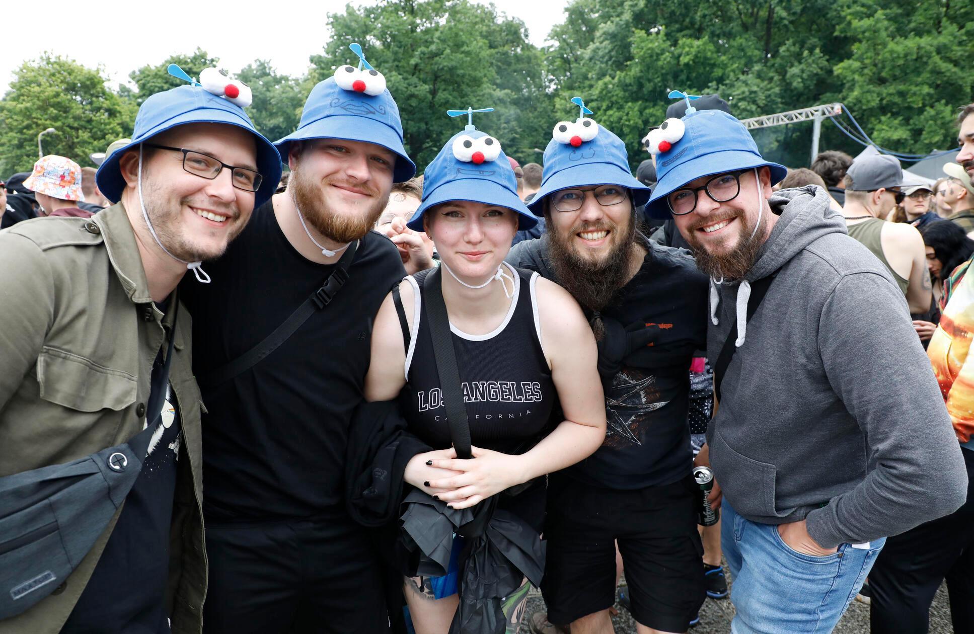 Diese Gruppe dürfte sich aufgrund ihrer besonderen Hüte auf jeden Fall immer wieder gefunden haben.