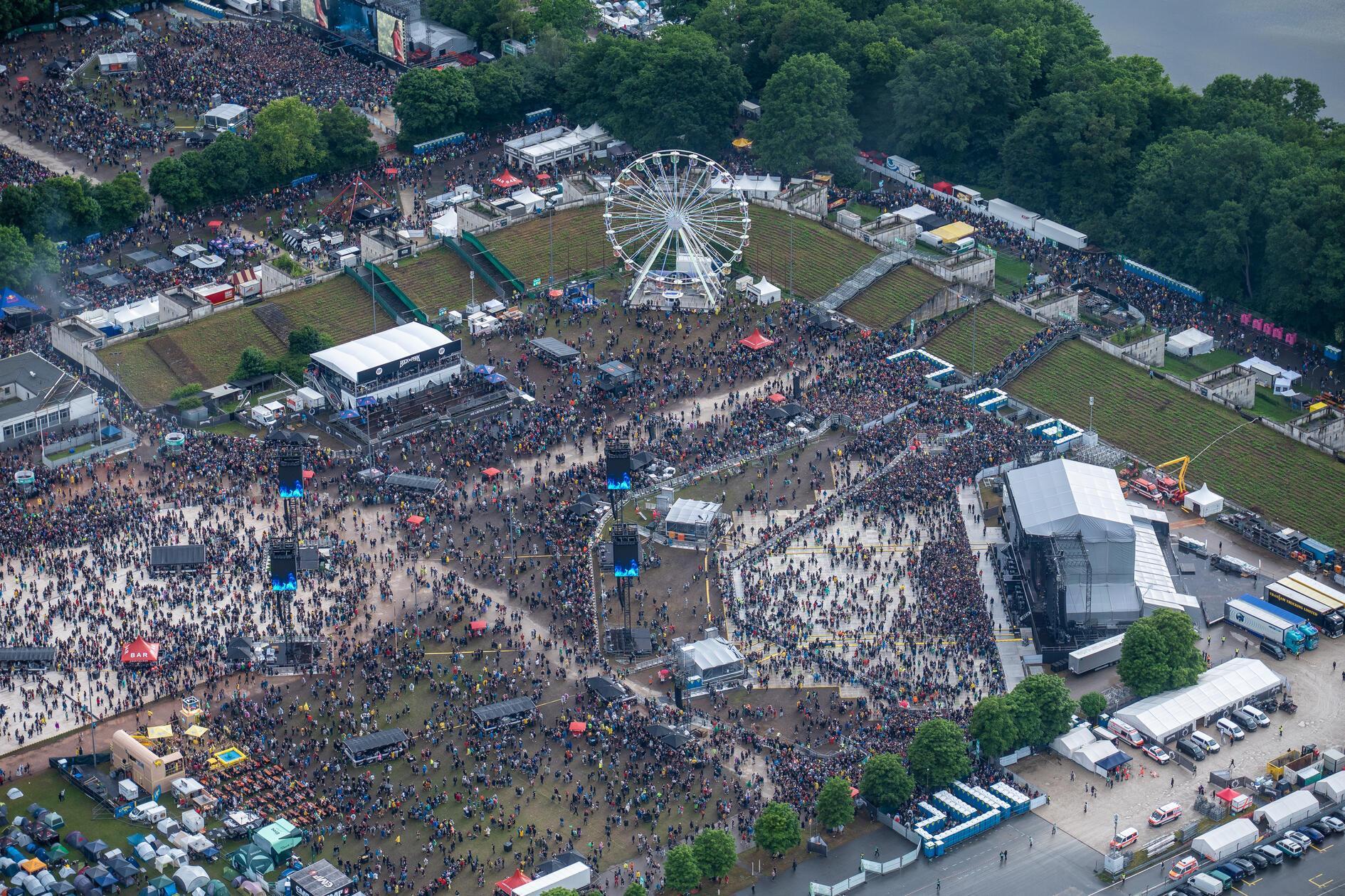 Dabei den Überblick zu behalten - das kann vor allem zwischen Getümmel, Bühnenwechsel, Bier und Stress etwas schwierig sein.