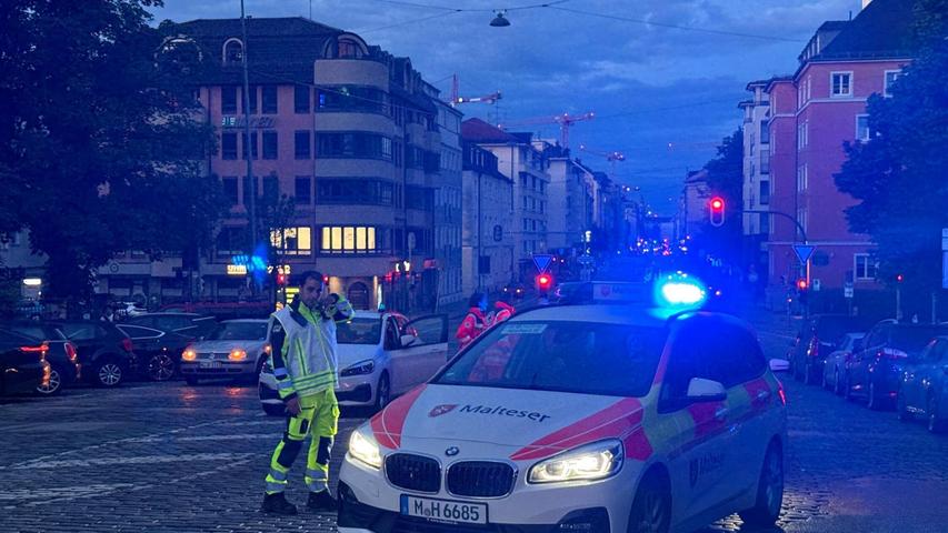 An der Theresienwiese hat die Polizei auf eine Frau geschossen. Sie hatte vorher Passanten angegriffen. An der Theresienwiese hat die Polizei auf eine Frau geschossen. Sie hatte vorher Passanten angegriffen.