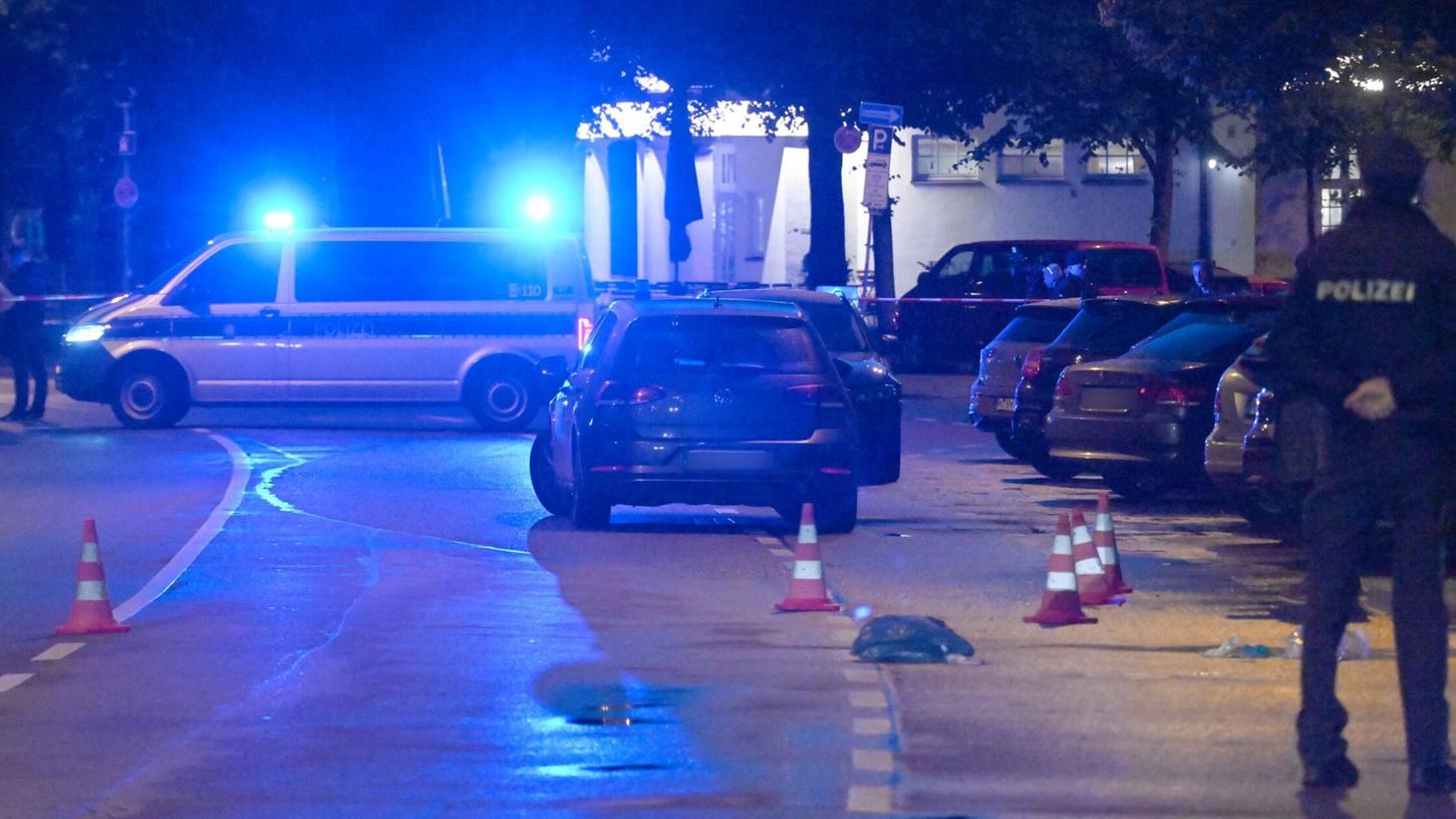Warum die Frau auf die Menschen eingestochen hat, ist bislang unklar. Warum die Frau auf die Menschen eingestochen hat, ist bislang unklar.