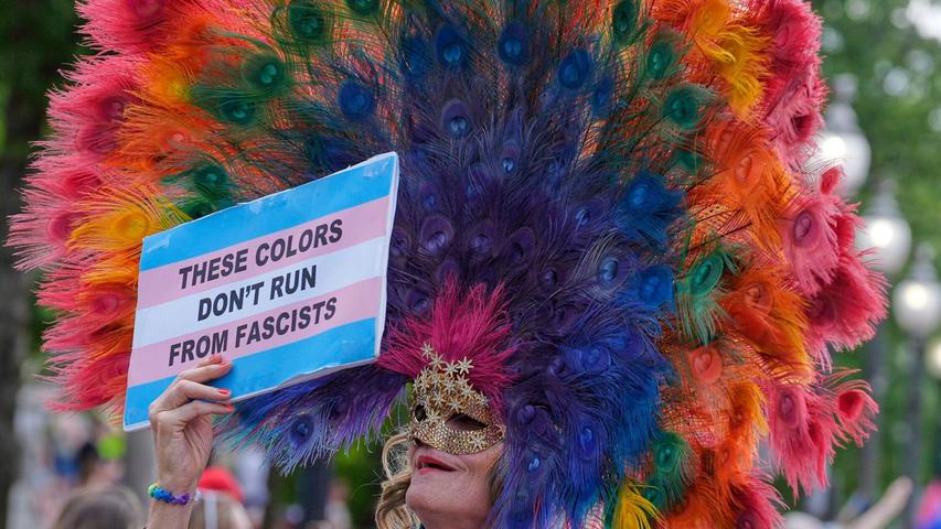 Auf dem Plakat eines Pride-Teilnehmers steht: „Diese Farben verstecken sich nicht vor Faschisten“. Auf dem Plakat eines Pride-Teilnehmers steht: „Diese Farben verstecken sich nicht vor Faschisten“.