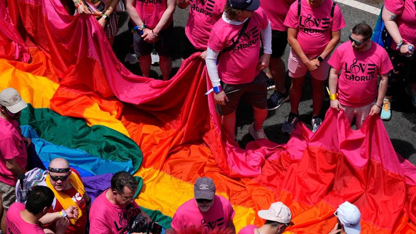 Die Regenbogenflagge ist ein Symbol der Vielfalt der LGBTQI+-Gemeinschaft. Die Regenbogenflagge ist ein Symbol der Vielfalt der LGBTQI+-Gemeinschaft.