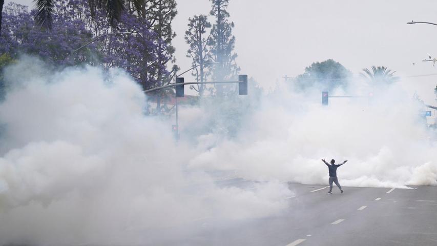 Die Sicherheitskräfte setzten unter anderem Tränengas ein, um die Demonstranten zurückzudrängen. Die Sicherheitskräfte setzten unter anderem Tränengas ein, um die Demonstranten zurückzudrängen.
