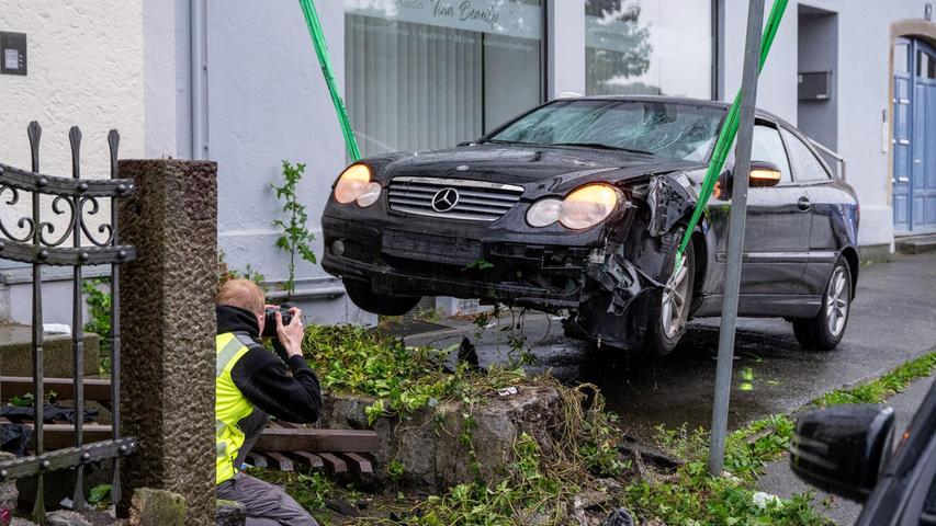 Am frühen Abend wurde der Unfallwagen mit einem Kran abtransportiert. Am frühen Abend wurde der Unfallwagen mit einem Kran abtransportiert.