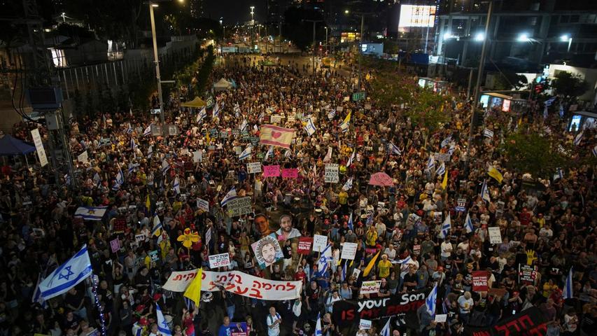 In Israel gehen erneut Menschen gegen die Regierung auf die Straße. In Israel gehen erneut Menschen gegen die Regierung auf die Straße.