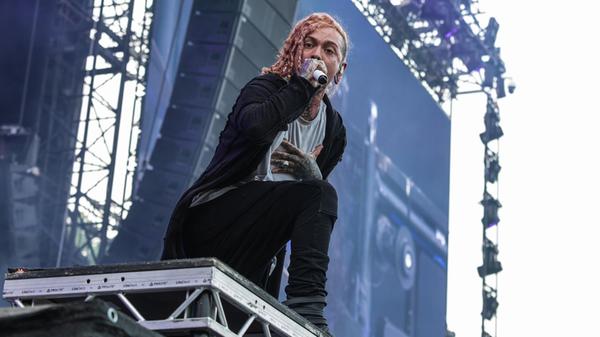 Auch Lorna Shore - eine fünfköpfige Death-Core-Band aus den USA heizten den vom Regen und Matsch geplagten Park-Rockern am Samstagabend auf der Mandora Stage ein.