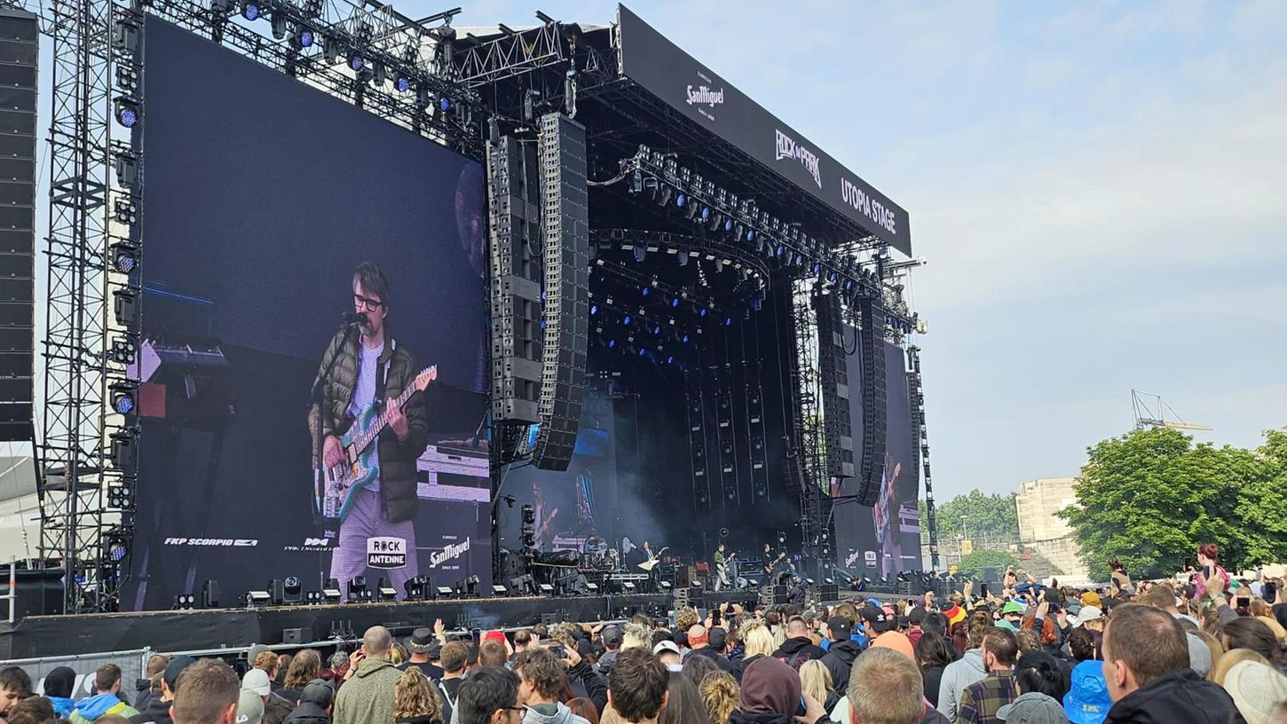 Weezer nehmen das Zeppelinfeld mit auf eine musikalische Reise in die 90er und 2000er Jahre. Weezer nehmen das Zeppelinfeld mit auf eine musikalische Reise in die 90er und 2000er Jahre.