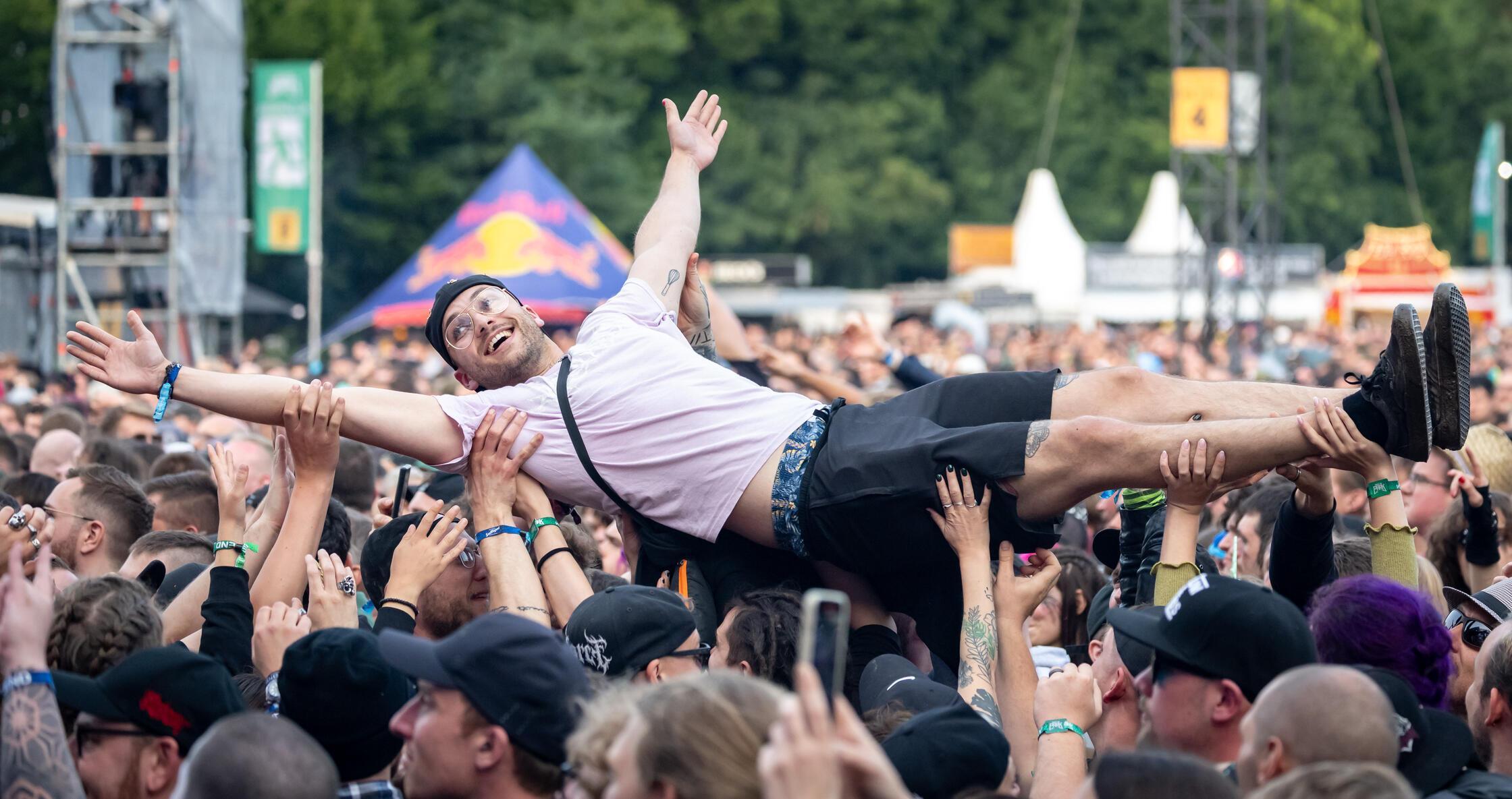 07.06.2025, Bayern, Nürnberg: Ein Zuschauer wird b