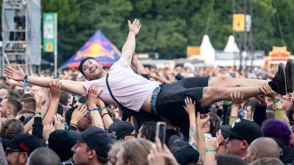 07.06.2025, Bayern, Nürnberg: Ein Zuschauer wird b