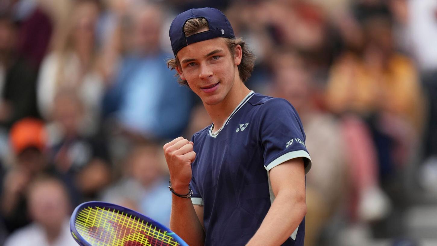 Der 17 Jahre alte Niels McDonald hat das Junioren-Finale bei den French Open gewonnen. Der 17 Jahre alte Niels McDonald hat das Junioren-Finale bei den French Open gewonnen.
