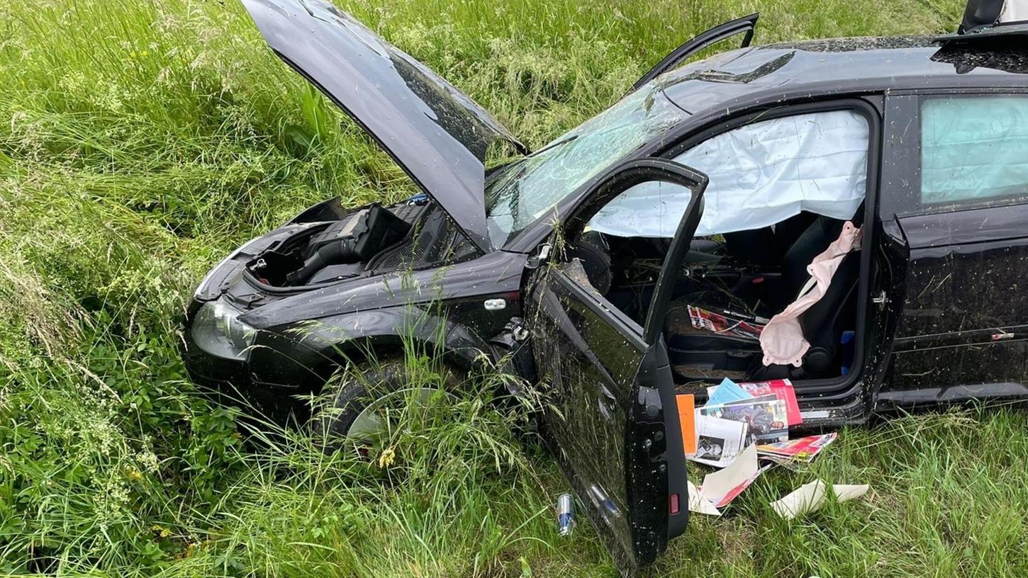 Der Audi des 18-Jährigen landete im Graben. Der Audi des 18-Jährigen landete im Graben.