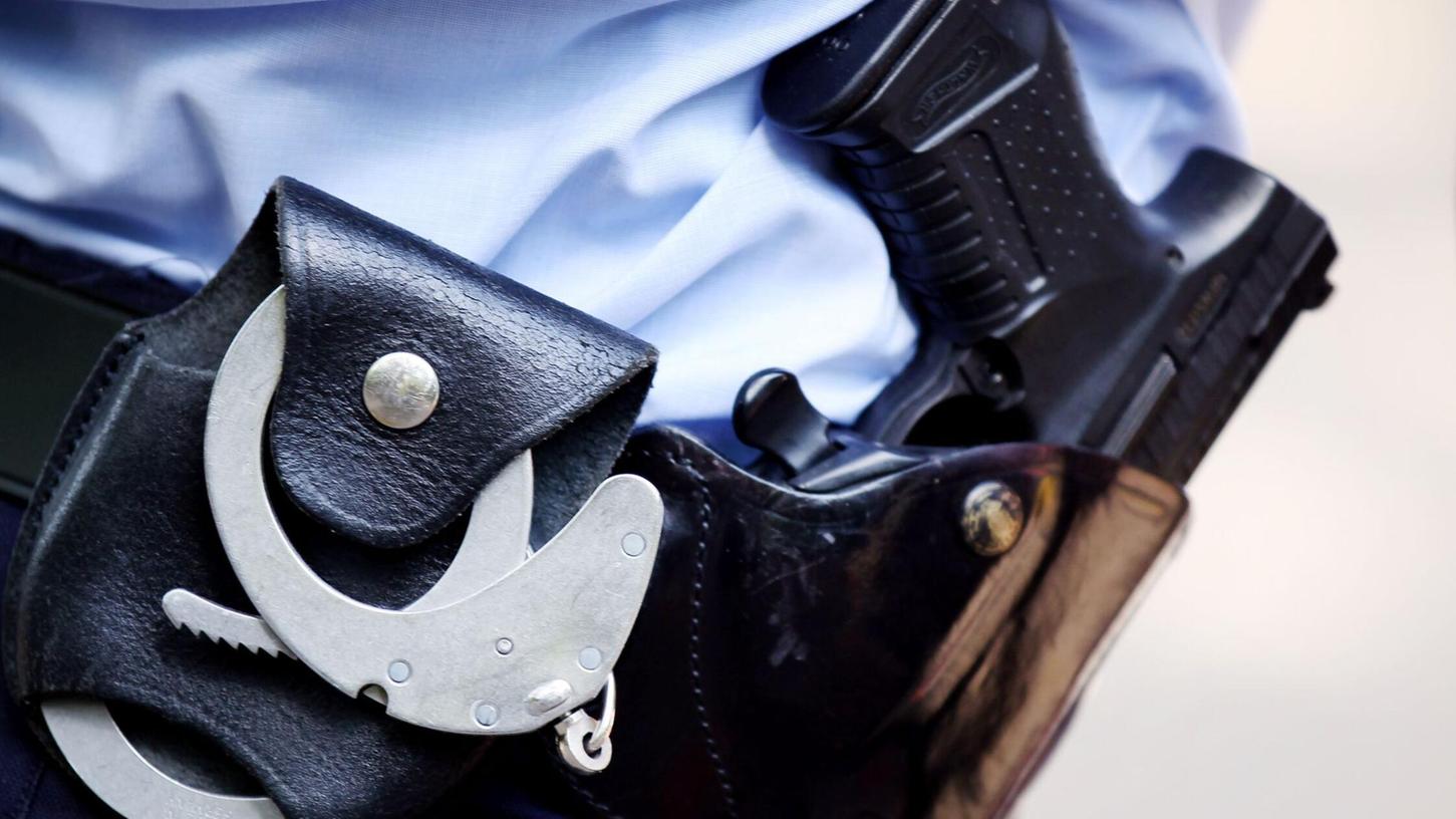 Betrunken und ohne Führerschein 12 Autos beschädigt - der Verursacher muss sich nun wegen mehrerer Vorwürfe verantworten (Symbolbild). Betrunken und ohne Führerschein 12 Autos beschädigt - der Verursacher muss sich nun wegen mehrerer Vorwürfe verantworten (Symbolbild).
