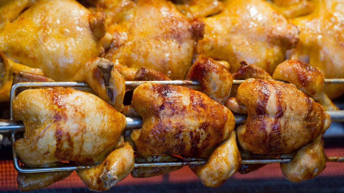 Ein Wachdienst erwischt den jungen Mann mit einem Grillhähnchen-Spieß. (Symbolbild) Ein Wachdienst erwischt den jungen Mann mit einem Grillhähnchen-Spieß. (Symbolbild)